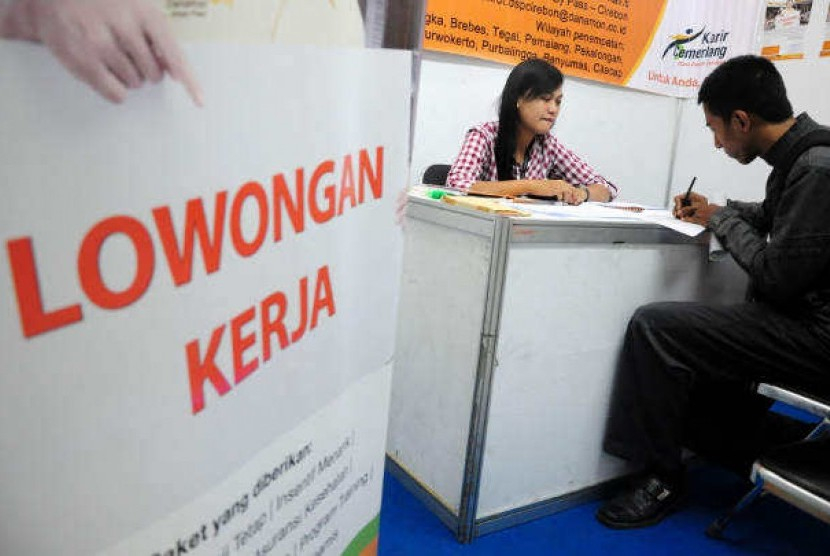 Seorang pencari kerja mengisi pendaftaran di salah satu stand perusahaan saat bursa kerja (ilustrasi) Foto : Antara
