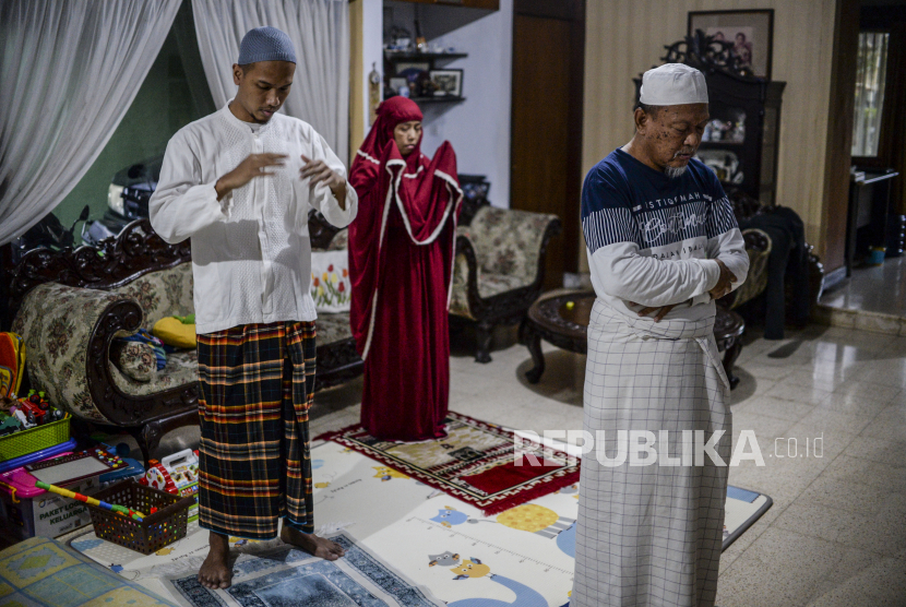 Warga menjalankan shalat Idul Adha di rumah sehubungan pelarangan shalat di masjid dan lapangan pada 2020. (Putra M Akbar/Republika)
