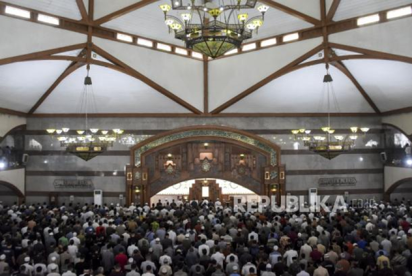 Umat muslim melaksanakan ibadah Sholat Jumat di Masjid Pusdai, Kota Bandung, Jawa Barat. Amalan Hari Jumat yang Sayang Dilewatkan Muslim. Foto: Republika/Abdan Syakura