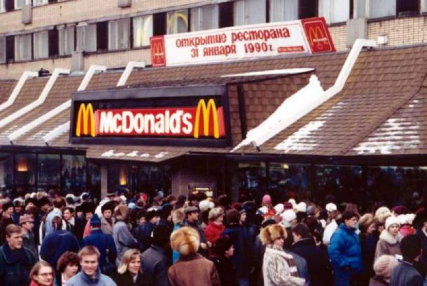 Ratusan orang mengantre saat pembukaan perdana restoran McDonald's di Lapangan Puskhin, Moskow, pada 1990. - (mcdonalds)