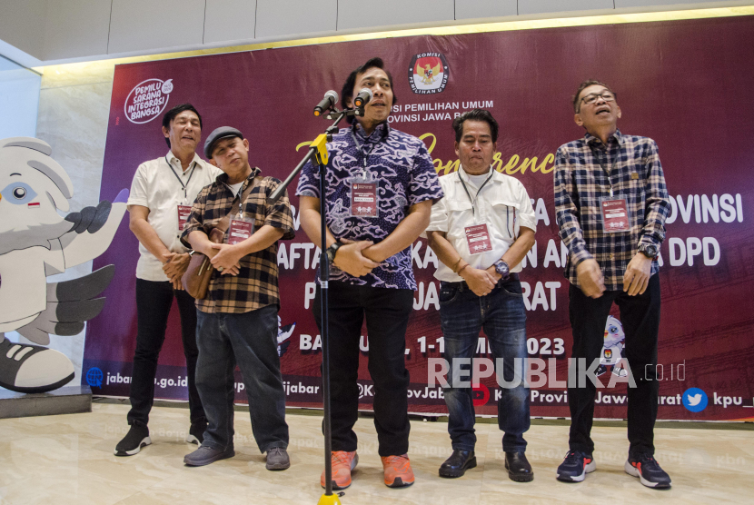 Komeng dan sejumlah pelawak. Komedian Komeng mendaftarkan diri sebagai calon anggota legislatif DPD. Foto: Republika