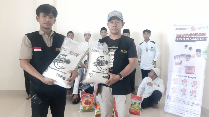 BMH mengirim bantuan berupa beras dan dana untuk lauk pauk kepada santri Sekolah Dai Hidayatullah Parepare, Sulawesi Selatan, Sabtu (8/10/2022).  (Foto: Dok MH)