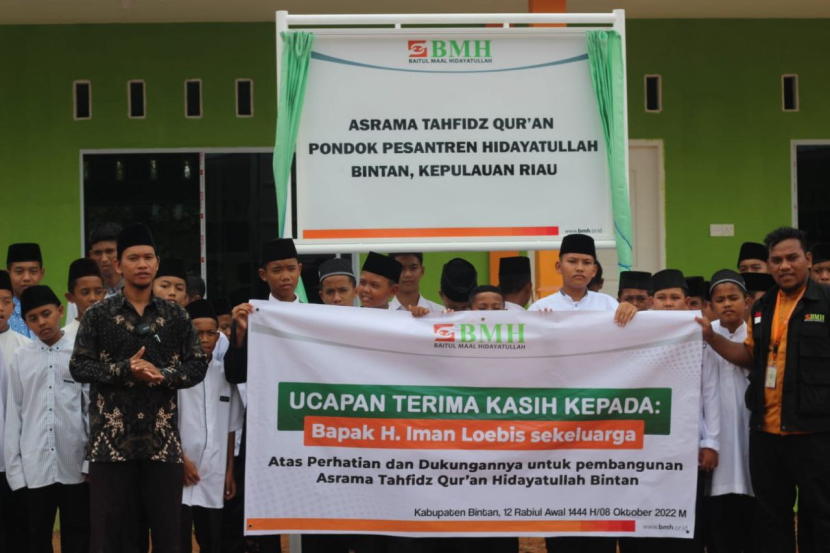 Laznas BMH menggelar Tabligh Akbar sekaligus peresmian asrama untuk santri tahfiz putra yang menimba ilmu di Pesantren Hidayatullah Bintan, Sabtu (8/10/2022).