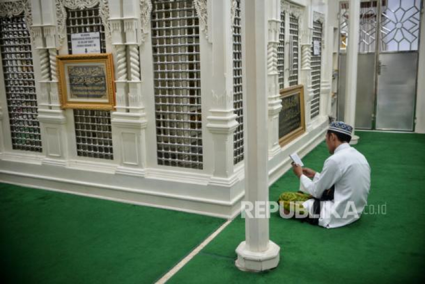 Warga berdoa di makam keramat Habib Husein bin Abubakar Alydrus di Masjid Keramat Luar Batang, Jakarta Utara, Senin (27/3/2023). Doa Mohon Kebaikan Dunia Akhirat, Latin dan Artinya. Foto: Republika/Thoudy Badai