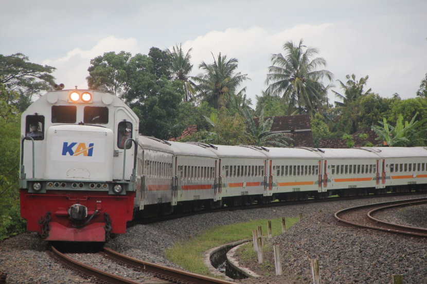 Ilustrasi. Menjaga kebersihan jalur kereta api menjadi langkah krusial dalam memastikan perjalanan yang aman dan nyaman bagi pelanggan serta kru kereta. (Foto: Dok. Humas PT KAI)