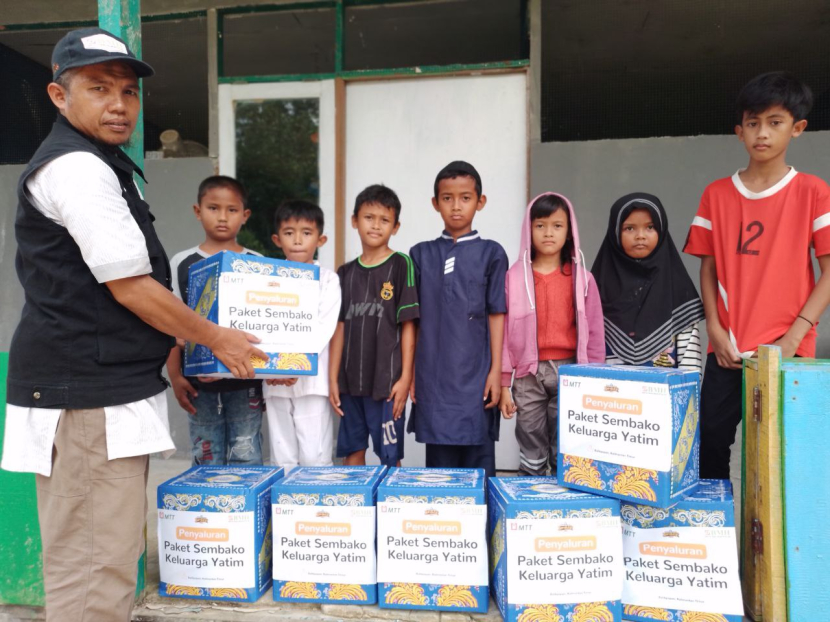 Laznas BMH bersama Majelis Telkomsel Taqwa (MTT) menyalurkan bantuan sembako kepada 60 anak yatim dhuafa di Balikpapan, Selasa (11/10/2022).