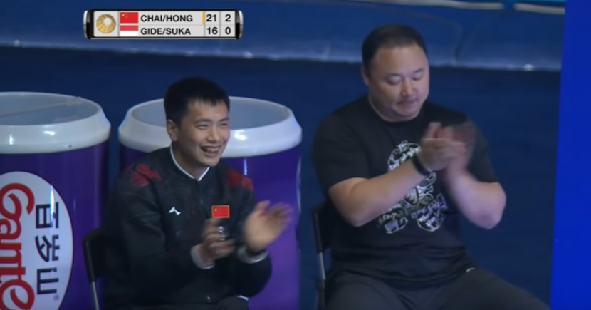 Pelatih ganda putra Cina, Chen Qi Qiu yang kerap disebut Ferguso (kiri) dan Zheng Bo. yang kerap menertawakan Minions di tengah pertandingan