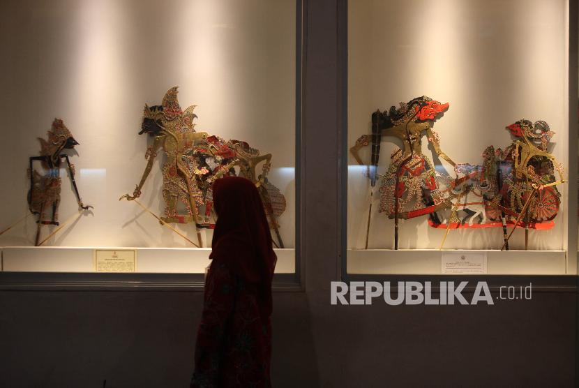 Pengunjung melihat koleksi Museum Wayang. Foto: Republika.