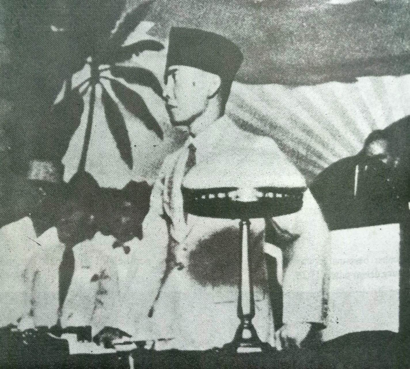 Bung Karno di Kongres Indonesia Raya, Surabaya, Kamis malam, 31 Desember 1931 (Repro: Bung Karno, Penyambung Lidah Rakyat Indonesia)