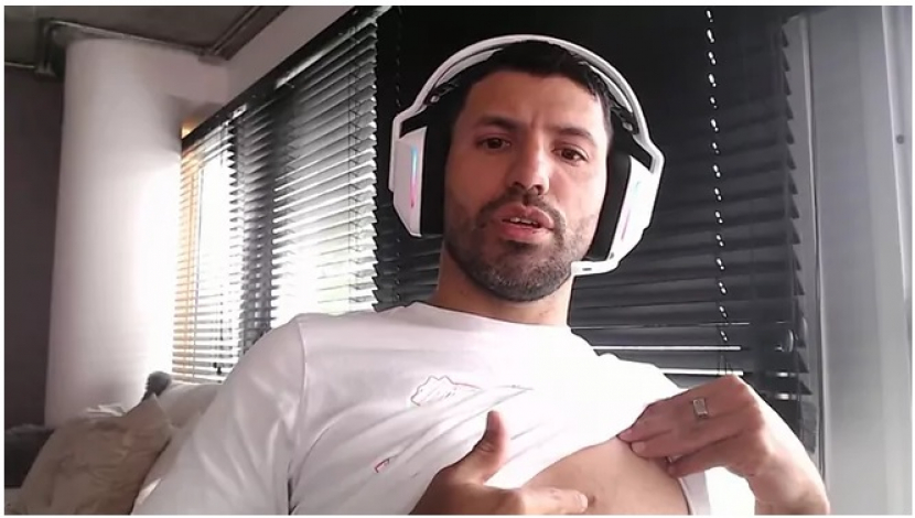 Sergio Aguero menunjukkan dadanya yang dipasang chip di jantungnya. (Marca/Twitch)