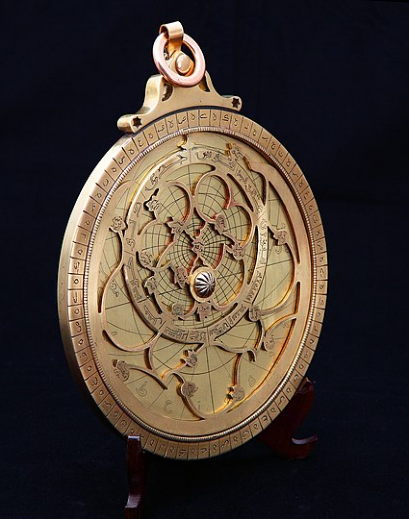 Astrolab dari masa keemasan Islam. (wikipedia)