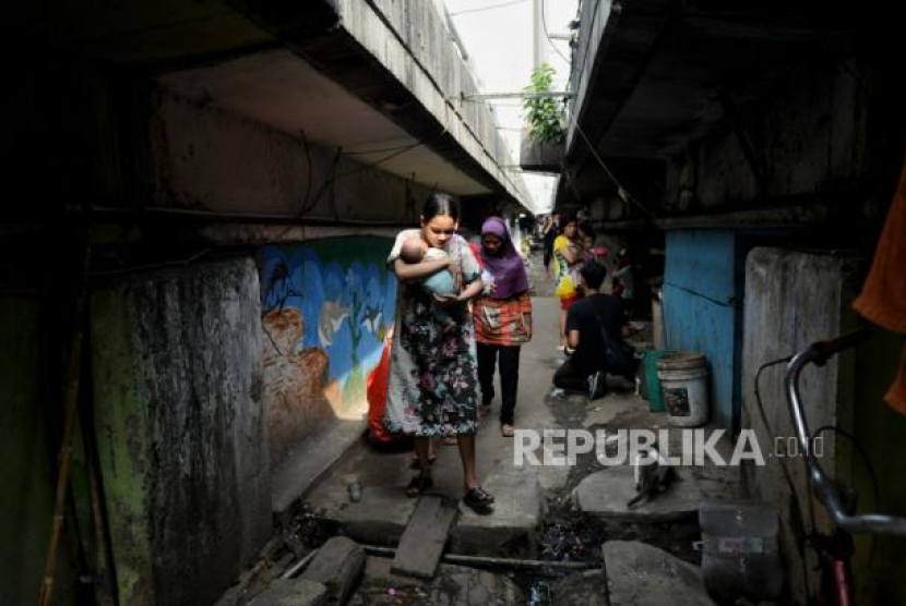 Warga beraktivitas di permukiman kolong Jalan Tol Dalam Kota, Jelambar Baru, Jakarta Barat, Selasa (20/6/2023). Foto: Republika/Thoudy Badai