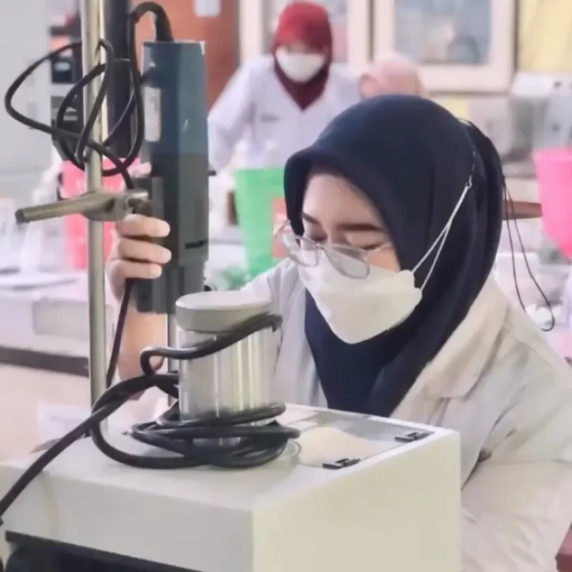Maryam Tsaqifah Muwahhidah, mahasiswa Universitas Jember (Unej), menciptakan permen yang bisa menghambat karies gigi. Foto : unej