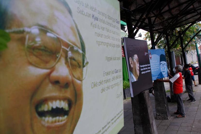 Poster Gus Dur. Dalam satu forum doa bersama, Gus Dur meledek tokoh muda NU yang belum menikah, padahal di sampingnya duduk seorang uskup. Foto: IST.