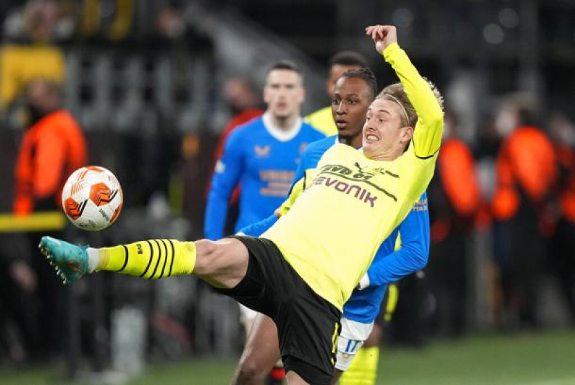 Pemain Borrusia Dortmund merebut bola dijaga pemain Glasgow Rangers, Jumat (18/2/2022) dini hari WIB tadi.