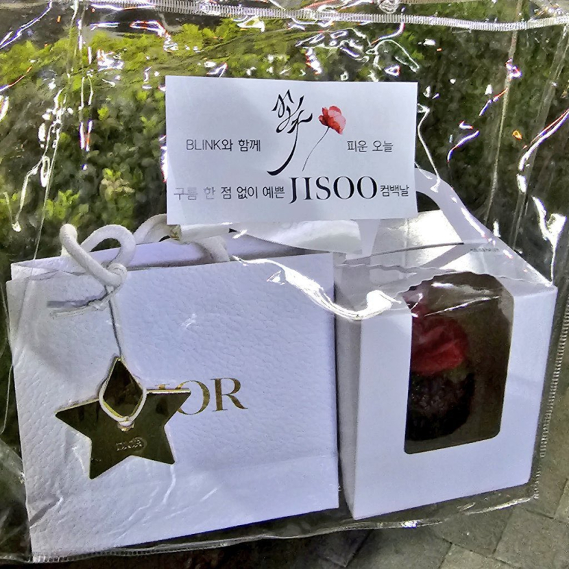 Hadiah Dior dari Jisoo untuk Blink. Dok: Twitter @honorslisa 