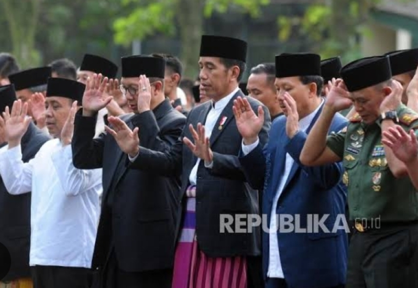 Presiden Jokowi melaksanakan Shalat Idul Fitri 1439 H di Lapangan Astrid, Kebun Raya Bogor pada 2018. Lebaran menjadi momen saling memaafkan antarindividu, apakah rakyat dan pemerintah juga harus saling memaafkan? (foto: putra m akbar/republika)