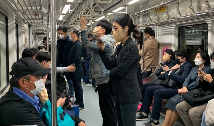 Suasana kereta bawah tanah di Seoul (ilustrasi). Foto: Fergi Nadira/Republika