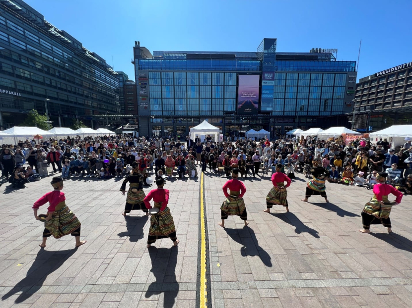 Para penonton antusias menyaksikan Tim Kesenian Dinas Kebudayaan DKI Jakarta di Indonesia Finland Festival 2023 di Helsinki, Finlandia (10/06/2023). dok: istimewa