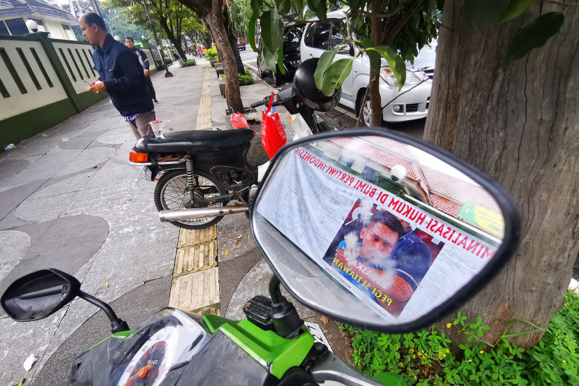 Refleksi  spanduk dan karangan bunga berisi dukungan bagi Pegi Setiawan di trotoar depan kantor PN Bandung, Jl Martadinata, Bandung, Bandung, Senin (8/7/2024).