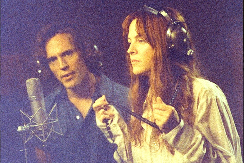 Instagram/daisyjonesandthesix/Riley Keough dan Sam Claflin di studio musik.