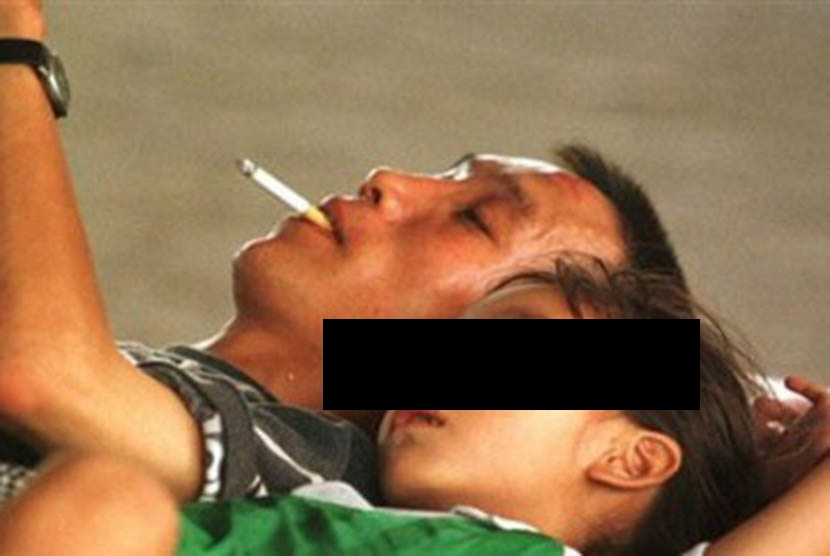 Orang tua merokok. Banyak anak-anak di Indonesia yang terpapar asap rokok sejak kecil di rumah dan di ruang publik. Foto: Dok Republika