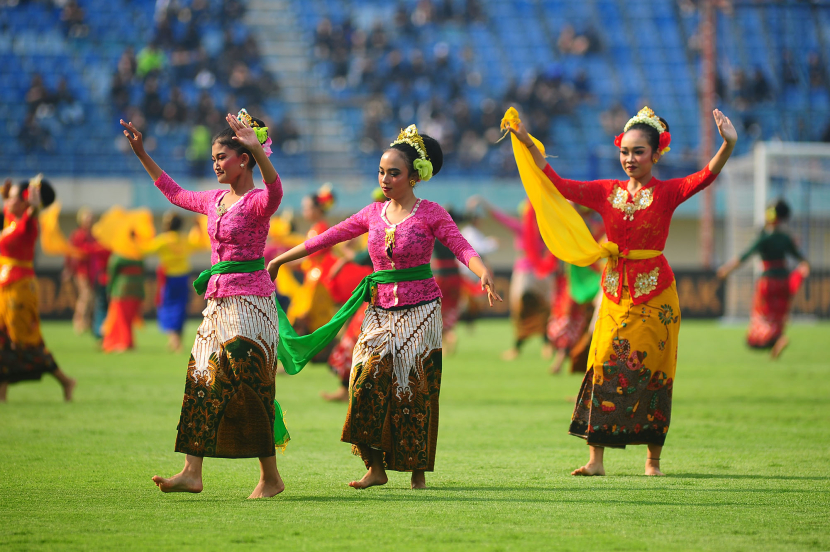 Penari Jaipong memeriahkan upacara persemian Turnamen Piala Presiden 2024 di Stadion Si Jalak Harupat, Soreang, Kabupaten Bandung, Jumat (19/7/2024). (Foto: Yogi Ardhi/Republika Network) Nikon D3, Nikkor 300/2,8 ED MF