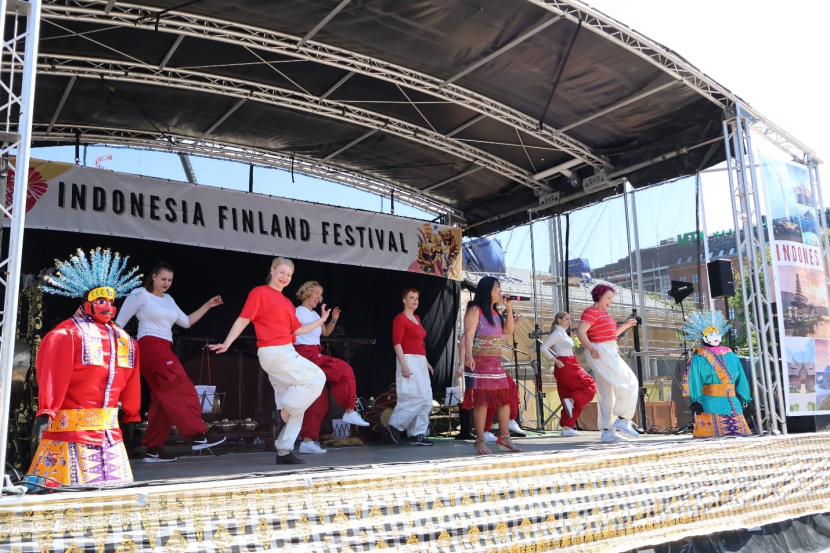 Penampilan solo salah satu diaspora Indonesia, Lesmana dari Sumatra Utara, dengan dancers Finlandia menghibur penonton di Indonesia Finland Festival 2023 di Helsinki, Finlandia. (10/06/2023). dok: istimewa