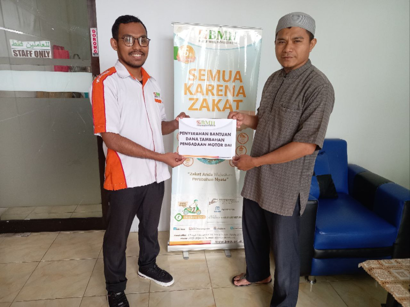 BMH Perwakilan Maluku Utara menyerahkan bantuan dana tambahan pengadaan motor dakwah kepada Ustadz Arif Ismail. (Foto: Dok BMH)