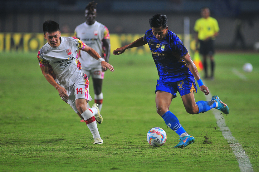 Bek Persib Bandung Edo Ferbiansyah diadang gelandang Persis Solo Sho Yamamoto pada laga ketiga Grup A Piala Presiden 2024 antara Persib Bandung melawan Persis Solo di Stadion Si Jalak Harupat, Kamis (25/7/2024). (FOTO: YOGI ARDHI/REPUBLIKA NETWORK) Kamera: Nikon D3, Lensa: Nikkor 300mm/2.8.