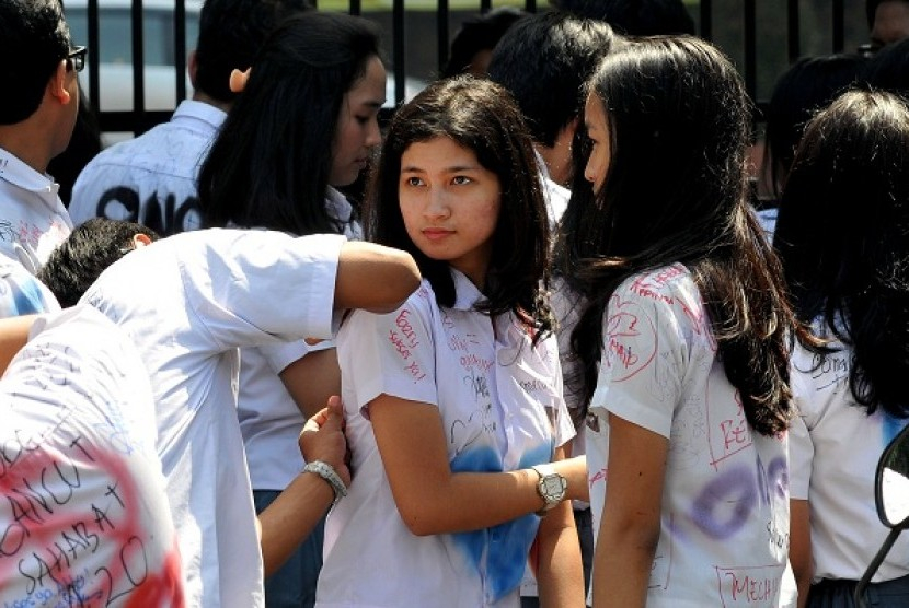 Anak SMA merayakan kelulusan. Daftar 10 SMA terbaik se DKI Jakarta yang masuk 25 besar peringkat nasional. Foto; Republika