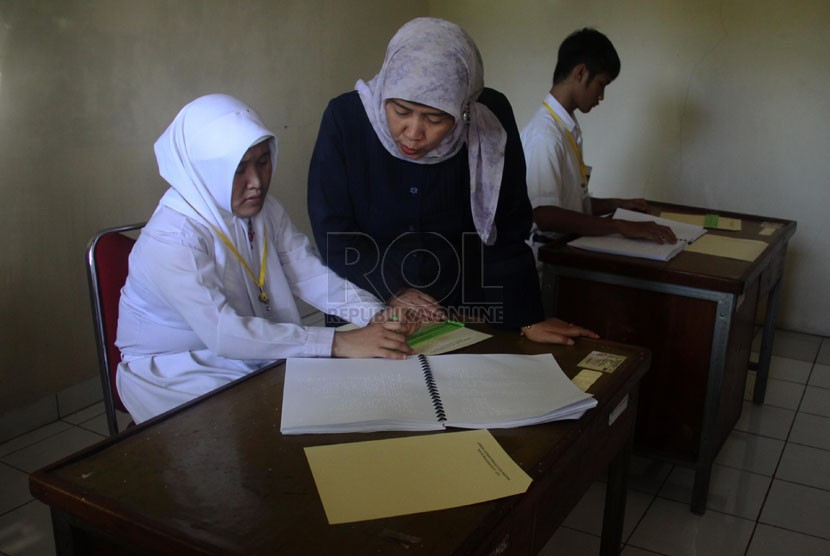 Guru Pendidikan Agama Islam (PAI) di Sekolah Luar Biasa (SLB) mutlak diperlukan untuk menjamin anak-anak<a href=