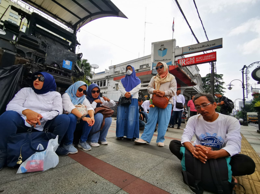 Para mantan karyawan Harian Pikiran Rakyat ini menuntut manajemen PT Pikiran Rakyat segera memberikan hak-hak para mantan karyawan yang hingga kini belum dibayarkan.