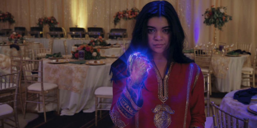 Iman Vellani sebagai Kamala Khan di MS. Marvel Sumber: Collider 