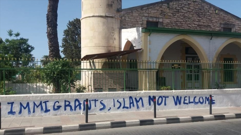Sikap anti imigran Muslim terpambang pada grafiti yang ada di depan masjid peninggalan Ottoman di Yunani.
