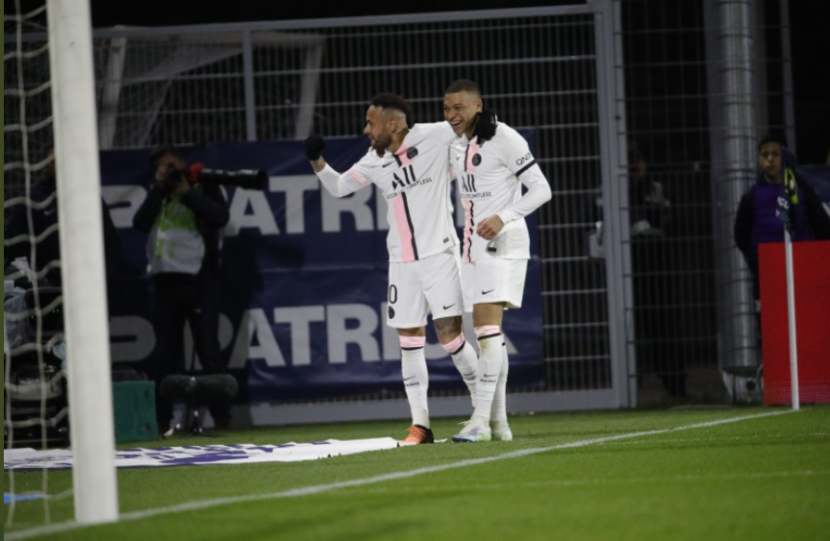 Kylian Mbappe (kanan) dan Neymar masing-masing mencetak hattrick saat PSG mengalahkan Clermont Foot di laga Ligue 1 Prancis. (Twitter/PSG_English)