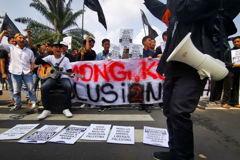 Forum Pemuda dan Mahasiswa Islam Jawa Barat (FPMI Jabar) menggelar aksi unjuk rasa di depan Gedung Sate, Jalan Diponegoro, Kota Bandung, Jawa Barat, pada Jumat (17/5/2024).