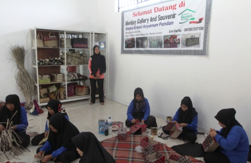 Para perempuan yang tergabung dalam Kelompok Perempuan Kreatif Kanan (KPKK) Kampung Berseri Astra (KBA) Desa Pantai Cermin Kanan memproduksi berbagai produk anyaman di Menday Gallery and Souvenir (foto: dokumentasi astra internasional).