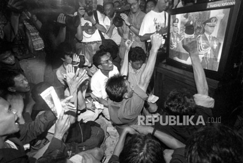 FOTO ARSIP - Suasana kegembiraan meliputi kalangan mahasiswa di depan pesawat televisi di gedung MPR/DPR RI ketika Soeharto menyatakan berhenti sebagai presiden di Jakarta, Kamis (21/5/1998). Wapres BJ Habibie selanjutnya menjadi presiden ketiga RI. Soeharto Peluk Erat Hosni Mubarak Tiga Hari Sebelum Lengser dan Mundurnya 14 Menteri. Foto: Antara/Saptono