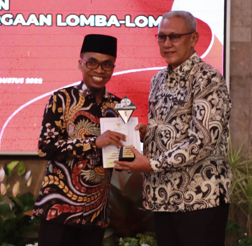 Kepala MTs Husnul Khotimah 2 Kuningan, Danni Abdurrahman (kiri) menerima penghargaan dari Bupati Kuningan, Acep Purnama. (Istimewa)