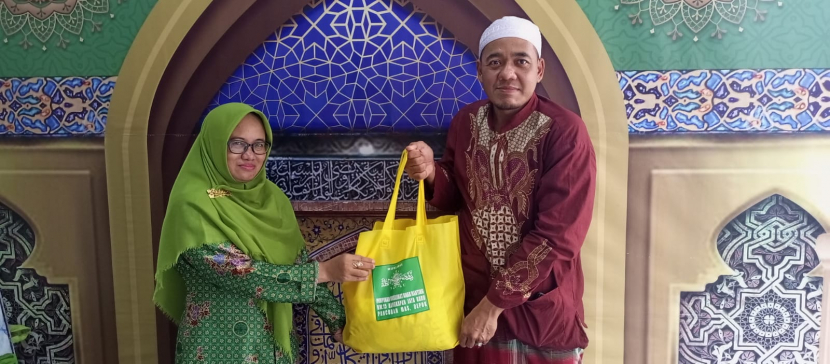 Ketua Muslimat NU Anak Ranting RW 15 Kel, Rangkapan Jaya Baru, Siti Fadlilaturrif'ati kepada marbot Masjid Nururrahman.