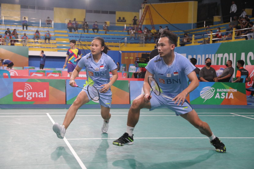 Pasangan ganda campuran Rinov Rivaldy/Pitha Haningtyas Mentari membungkam unggulan enam, Tang Chun Man/Tse Yong Suet di babak pertama Kejuaraan Asia 2022.