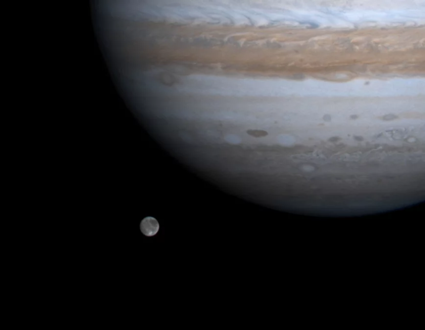 Jupiter dengan bulan terbesarnya, Ganymede yang diambil pesawat antariksa Cassini NASA 3 Desember 2000. gambar: NASA