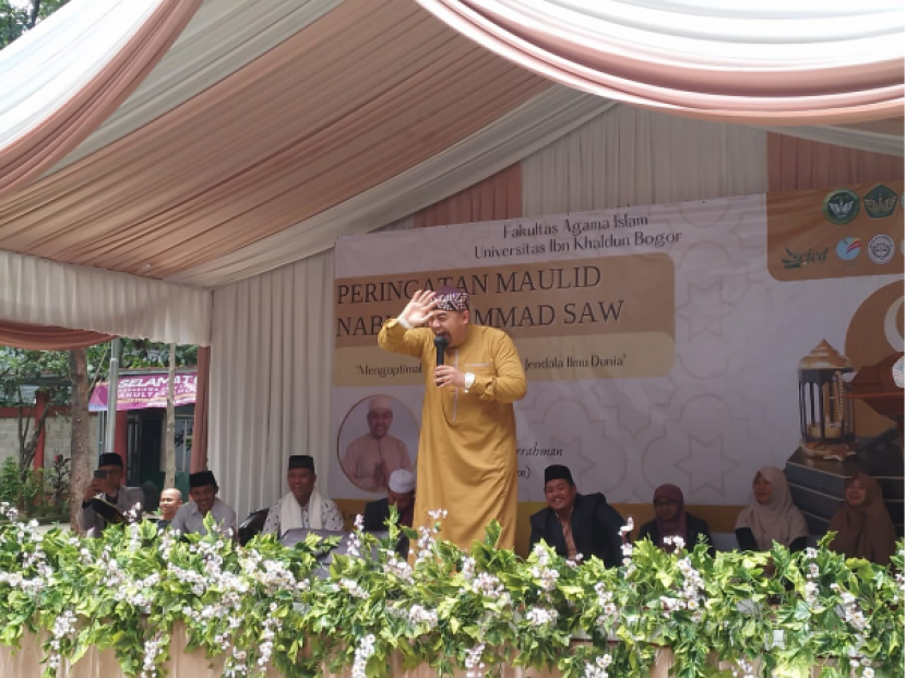 Ustadz Taufiqurrahman atau lebih  dikenal dengan Ustadz Pantun memberi ceramah dalam acara Maulid Nabi Muhammad SAW dan Sumpah Pemuda di Universitas Ibn Khaldun (UIKA) Bogor, Jawa Barat, Kamis (27/10/22). Foto : dok  