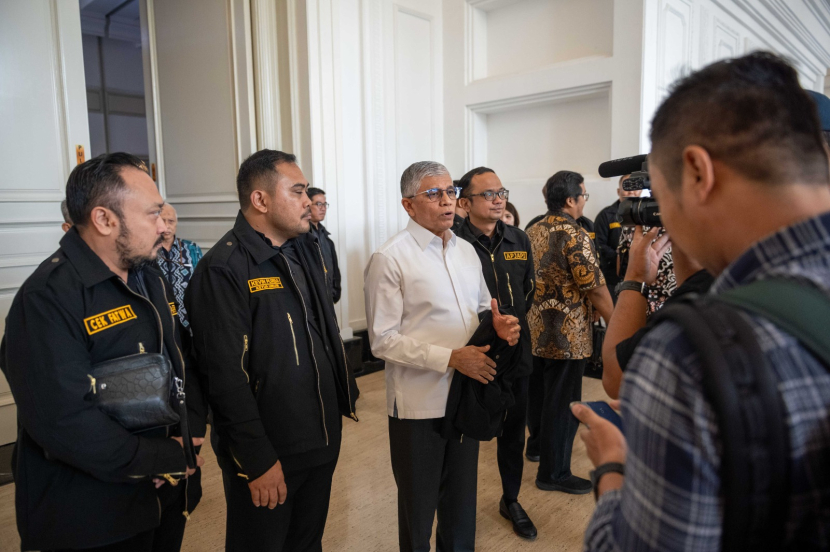 Ketua Umum Asosiasi Profesional Jasa Penagihan Indonesia (APJAPI), Kevin Agatha Purba (kedua kanan kiri) bersama pengurus APJAPI dengan memprihatinkan terkait kasus penembakan debt collector di Palembang pekan lalu.