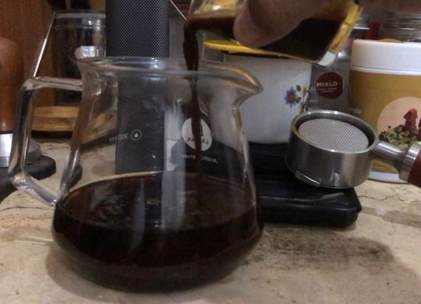 Proses pembuatan red eye coffee.