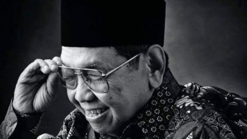 Gus Dur menjawab pertanyaan wartawan tentang perbedaan Muhammadiyah dan NU.