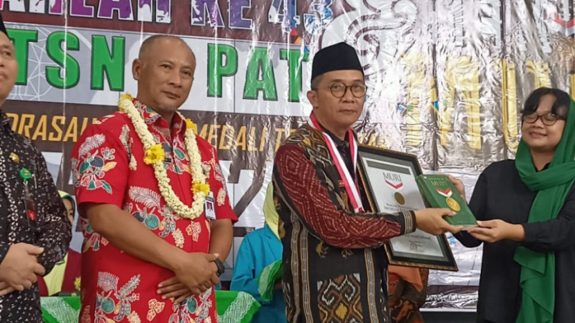 Penyerahan rekor MURI Kategori Madrasah Peraih Medali Terbanyak tahun 2022 kepada MTsN 1 Pati, Jawa Tengah, di Pati, Jawa Tengah, Sabtu (18/03/2023). Foto : pendis.kemenag.go,id