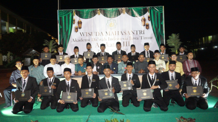 Wisuda 34 mahasantri di lapangan basket Akademi Dakwah Indonesia (ADI) Jatim, Ponpes eLKISI Mojokerto, Ahad (31/7/2022).