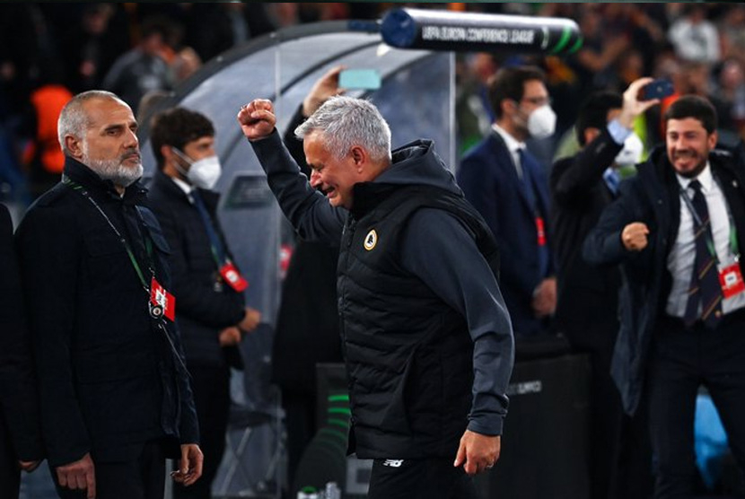 Pelatih Jose Mourinho menangis usai AS Roma memastikan diri ke final UEFA Conference League. (Foto: Twitter/@europacnfleague)